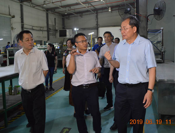 廣西壯族自治區(qū)人大常委會(huì)副主任、黨組書記王躍飛一行蒞臨晶聯(lián)光電調(diào)研